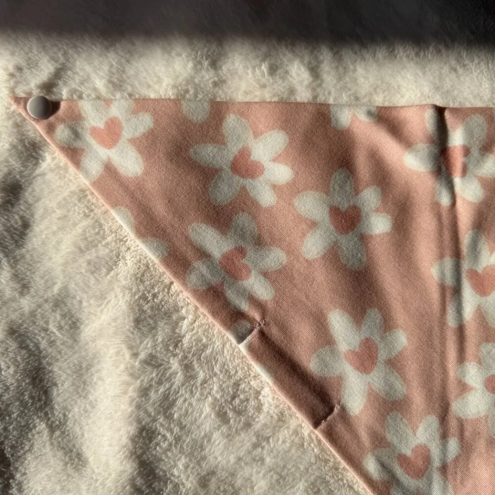 NWT Loic by Design Daisy Heart Pattern Dog Bandana for Valentine's Day, Pink, M